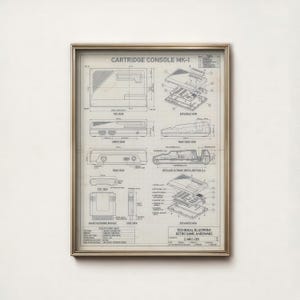 Può includere: Un progetto tecnico incorniciato di una console di gioco retrò, etichettato "CARTRIDGE CONSOLE MK-I". Il diagramma include viste dall'alto, frontali, posteriori e laterali, insieme a una vista esplosa dei componenti della console. Il progetto è in bianco e nero.