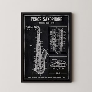 Pode incluir: Impressão emoldurada em preto com um diagrama detalhado de um saxofone tenor, com peças e diagramas rotulados. A impressão inclui o texto "TENOR SAXOPHONE" e "Adolphe Sax - 1846". Informações sobre a patente na parte inferior.
