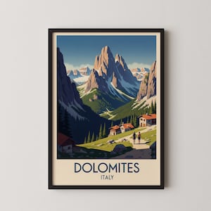 Könnte beinhalten: Ein gerahmter Kunstdruck mit einer stilisierten Illustration der Dolomiten in Italien. Das Bild zeigt hoch aufragende Berggipfel, grüne Täler und kleine Gebäude. Der Text "DOLOMITES ITALY" ist am unteren Rand des Drucks zu sehen.
