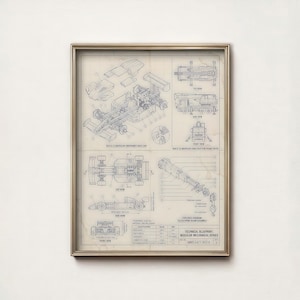 Może przedstawiać: Oprawiony wydruk artystyczny przedstawiający plany techniczne samochodu wyścigowego i dźwigu. Schematy, w niebieskim tuszu, są umieszczone na tle papieru w stylu vintage. Wydruk zawiera widoki rozłożone i specyfikacje, z tekstem "TECHNICAL BLUEPRINT MODULAR MECHANICAL SERIES".
