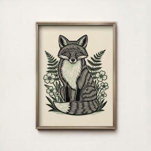 Puede incluir: Una impresión artística enmarcada con una ilustración estilizada de un zorro. El zorro está representado en tonos grises y blancos, con un pecho blanco y esponjoso y una cola tupida. Helechos y flores blancas rodean al zorro, sobre un fondo crema.