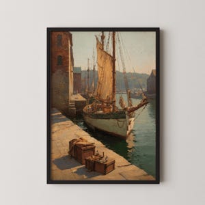 Pode incluir: Pintura emoldurada que retrata um veleiro atracado em um porto. O barco tem uma vela bege e está atracado em um cais de pedra. Duas caixas de madeira estão no cais e um edifício de tijolos está à esquerda. A água é turquesa.
