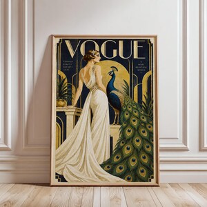 Può includere: Una stampa artistica incorniciata che raffigura una persona con un lungo abito bianco accanto a un pavone. Il testo VOGUE è in alto, con FASHION BEAUTY SOCIETY ARTS e A MORE BEAUTIFUL WORLD sui lati. Lo sfondo è blu scuro e dorato.