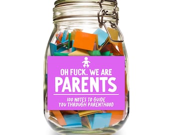 Puede incluir: Un tarro de vidrio lleno de notas de papel de colores con una etiqueta rosa que dice "Oh Fuck. We Are Parents. 100 Notes To Guide You Through Parenthood."