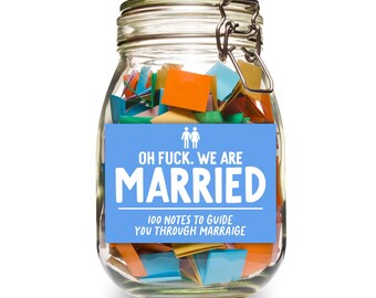 Puede incluir: Un tarro de vidrio lleno de notas de papel de colores, con una etiqueta azul que dice "OH FUCK. WE ARE MARRIED. 100 NOTES TO GUIDE YOU THROUGH MARRIAGE".