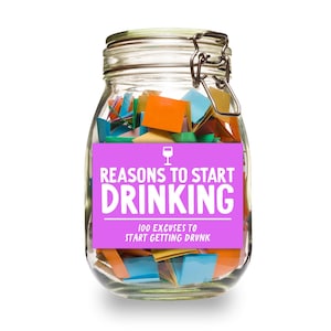 Puede incluir: Un tarro de vidrio lleno de papeles de colores, con una etiqueta rosa que dice "Reasons to Start Drinking 100 Excuses to Start Getting Drunk".