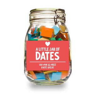 Pode incluir: Um frasco de vidro cheio de papéis coloridos, etiquetado "A Little Jar of Dates" com um ícone de coração e o texto "100 Fun & Free Date Ideas".