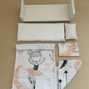 White Doll Bed with Bedding Set – Doll Bed 40 cm – Removable Sheets & Reversible Blanket – Washable Bedding – Gift for Girls