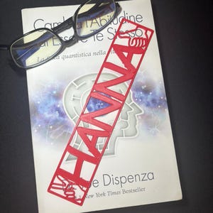 Può includere: Un set di tre tazze in ceramica con smalto screziato color crema. Ogni tazza presenta un diverso motivo floreale dipinto a mano nei toni del blu, verde e giallo. Le tazze hanno una forma semplice e moderna con un manico.