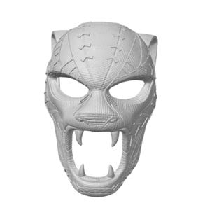 Peut inclure: Un masque gris clair imprimé en 3D en forme de tête de panthère rugissante. Le masque présente des crocs saillants, des détails de surface texturés et des motifs géométriques sur le front et les joues, avec de grandes ouvertures pour les yeux.