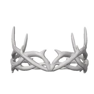 Peut inclure: Une couronne gris clair en forme de série de bois de cerf interconnectés. Ce serre-tête circulaire présente plusieurs pointes dirigées vers le haut et une surface organique texturée imitant l'aspect de l'os naturel ou du bois de cervidé.