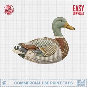 Op de afbeelding: Een patchwork eendenontwerp met een groene kop en een gele snavel. Het lichaam van de eend heeft verschillende stofpatronen, waaronder strepen, bloemen en ruitjes. De afbeelding bevat de tekst "PNG DIGITAL DESIGN" en "EASY DOWNLOAD".
