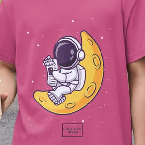 Bonita camiseta de astronauta: diseño de dibujos animados del espacio con un astronauta leyendo en la luna, un regalo divertido perfecto para fanáticos del espacio, adolescentes o soñadores.