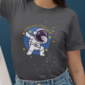 Ropa con temática espacial: estampado espacial "Orbitando con Estilo", regalo nerd geek con humor y personalidad para amantes del espacio, astronauta.