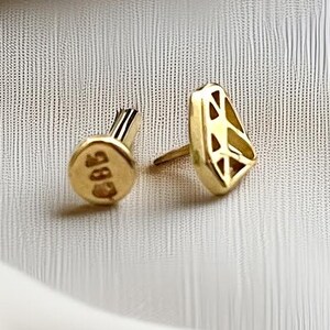 14K Gold Diamond-Shaped Piercing – Sleek and Elegant Cartilage Earring, Minimalist Design