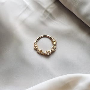 Piercing a cerchio con catena in oro massiccio 14 carati, orecchino a doppio cerchio con catena pendente, piercing alla cartilagine, gioiello unico per le orecchie in oro.