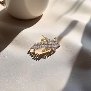 Brinco Estrela Cadente em Ouro Maciço 14K – Zircônia Cúbica Brilhante para Piercing no Tragus e na Cartilagem