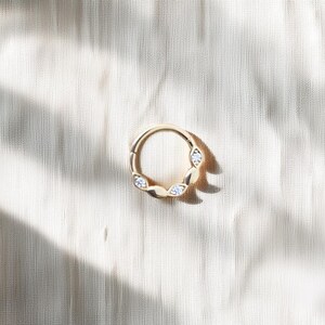14K Solid Gold Evil Eye Piercing, Symbol ochrony Złoty Obręcz, Klikacz Septum, Piercing Chrząstki, Piercing Helix, Pierścień Daith
