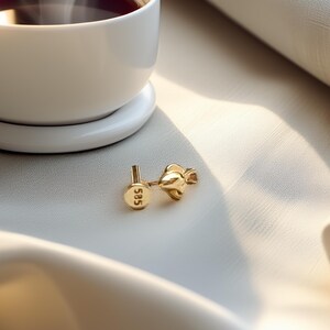 Piercing a forma di pesce in oro 14 carati - Orecchino a fondo piatto in oro massiccio - Orecchino in cartilagine animale - Piccolo perno a vite a forma di pesce - Piercing in oro per donna