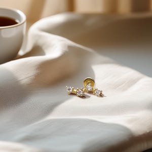 Brinco de estrela inspirado em lince em ouro maciço 14K – piercing exclusivo para tragus e cartilagem