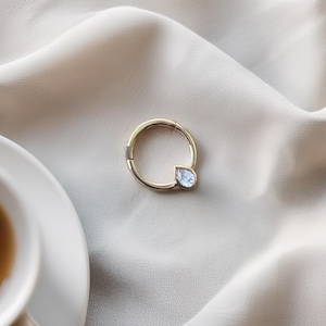 14K Solid Gold Teardrop Edelstein Hoop Piercing, Eleganter Gold Daith Ring, Knorpel Piercing, Septum Clicker, Helix Piercing mit CZ Tropfen, Zierlich