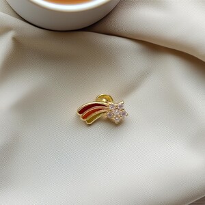 Brinco de arco-íris e estrela em ouro maciço 14K – detalhes em zircônia brilhante para piercing na cartilagem do tragus