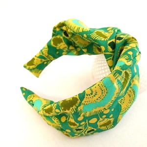 Women&#39;s headband, cotton headband, green base floral pattern, cross headband