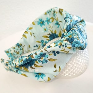 Women&#39;s headband, cotton headband with floral pattern, light blue background, cross headband