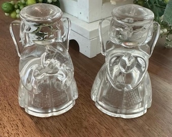 Conjunto vintage de saleiro e pimenteiro em cristal Lenox com anjos, elegante e atemporal para jantares.