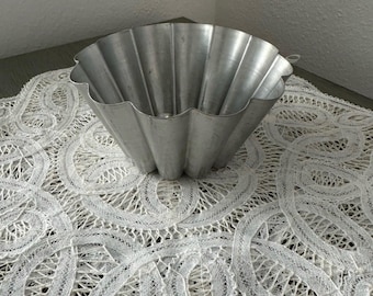 Forma pequena vintage de alumínio canelada para bolo ou cupcake grande, 12,7 cm x 6,35 cm, com anel de pontos.