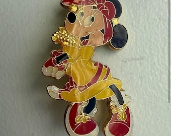 Broche vintage da Disney com a Minnie Mouse em tons de dourado, nas cores vermelho, amarelo e preto.