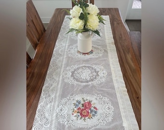 Caminho de mesa vintage vitoriano em renda bordada, estilo casa de campo/chapelcore.