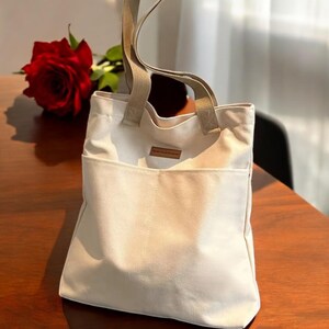 Bolso tote de lona encerada de gran capacidad: elegante bolso de mano para mujer con asas de cuero genuino y correa ajustable de algodón.
