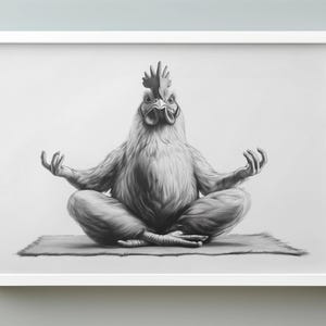 Puede incluir: Un dibujo al carboncillo en blanco y negro de un pollo sentado en posición de meditación de loto con las piernas cruzadas sobre una pequeña alfombra rectangular. El pollo tiene las alas extendidas hacia afuera, en un marco blanco sencillo.