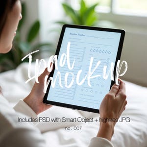 Op de afbeelding: Een zwarte iPad met een routine tracker sjabloon. Het scherm toont secties voor dagelijkse affirmaties, waterinname, trainingsbeoordeling en doelen. De afbeelding bevat de tekst "iPad Mockup" en "Includes PSD with Smart Object + high-res JPG no. 007".