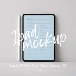Puede incluir: Una tableta negra con un rastreador de rutina azul claro en la pantalla, junto a un lápiz óptico blanco. Las palabras "iPad mockup" están escritas en escritura blanca. El texto "Includes PSD with Smart Object + high-res JPG" también es visible.