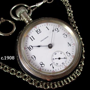 Può includere: Un set di tre tazze in ceramica con finitura opaca e macchiettata. Ogni tazza presenta un colore diverso: azzurro, crema e grigio. Le tazze hanno un design semplice e moderno, perfette per caffè o tè.