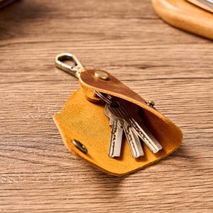 Minimalist Key Holder / Organiser, Vegetable tanned Crazy Horse style Italian leather, Key case, Leather Keychain, Key Fob, Keys purse, gift