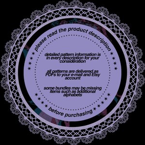 Op de afbeelding: Cirkelvormige afbeelding met tekst in een decoratief kader. De tekst luidt "lees de productbeschrijving" en geeft details over patrooninformatie, PDF-levering en mogelijk ontbrekende items v&oacute;&oacute;r aankoop.