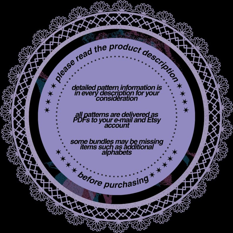 Op de afbeelding: Cirkelvormige afbeelding met tekst in een decoratief kader. De tekst luidt "lees de productbeschrijving" en geeft details over patrooninformatie, PDF-levering en mogelijk ontbrekende items v&oacute;&oacute;r aankoop.