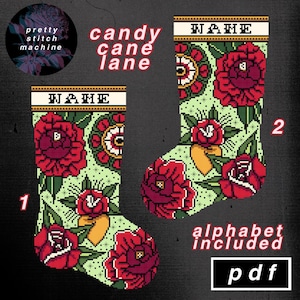 Może przedstawiać: Dwie świąteczne skarpety z kwiatowym wzorem. Skarpety są jasnozielone z czerwonymi różami i żółtymi akcentami. Na górze każdej skarpety znajduje się napis "NAME" złotą czcionką. Widoczny jest również tekst "candy cane lane" i "alphabet included pdf".