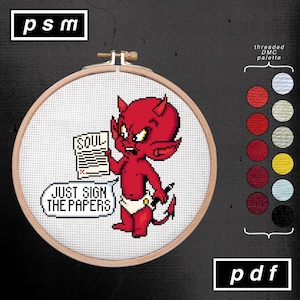 Puede incluir: Bordado de punto de cruz en un aro de madera que presenta un diablo rojo sosteniendo un documento con la etiqueta "SOUL". El diablo, con cuernos y cola, lleva un pañal y tiene un bocadillo que dice "JUST SIGN THE PAPERS". Se muestra una paleta de colores a la derecha.