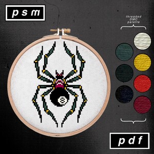 Puede incluir: Bordado de punto de cruz en un aro de madera con una ara&ntilde;a negra con cuerpo de bola ocho. La ara&ntilde;a tiene patas verdes con detalles amarillos y una cabeza roja y morada. Los textos "psm" y "pdf" est&aacute;n en cajas blancas. Se muestra una paleta de hilos DMC.