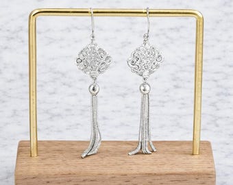 Zilveren holle oorbellen met kwastjes - mooi en hangend, elegant en bloeiend