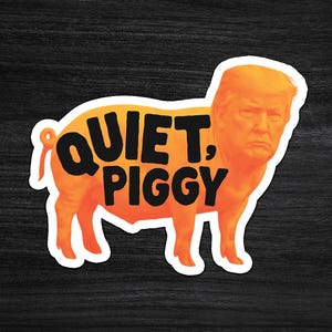 Pode incluir: Um autocolante com um design em forma de porco com o rosto de um homem. O autocolante &eacute; laranja e tem as palavras "QUIET, PIGGY" em preto. Num fundo preto.