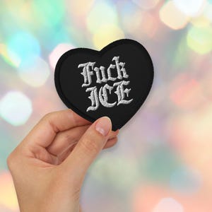 Parche bordado de corazón FUCK ICE: Protesta y resistencia Chinga La Migra Adorno
