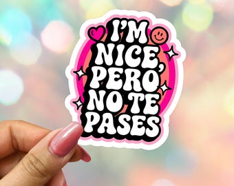 Adesivo de vinil "I'm Nice Pero No Te Pases": Latina em espanhol para laptop