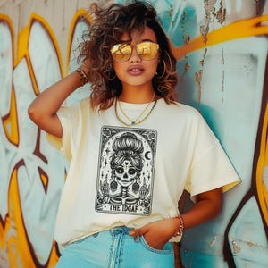 DAS IDGAF Tarot-Karten inspirierte T-Shirt, Witchy Vibes Top, dunkle feminine Grafik, Astrologie-Liebhaber-Kleidung, spirituelle Gangsta, Boho Rebel Shirt