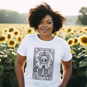 T-shirt The Plant Lady Tarot | Maman plante | Chemise de jardinage bohème | Amoureux des plantes spirituelles | Badass de sorcière botanique | Chemise d'astrologie | Carte de tarot