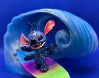 Estatueta do Stitch Surfista: Cena de Onda Impressa em 3D e Pintada à Mão